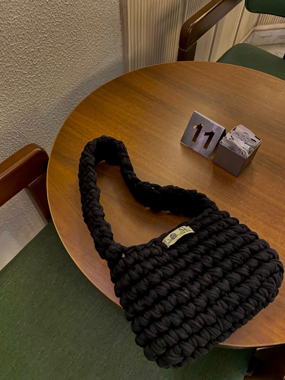 black shoulder bag alternate view