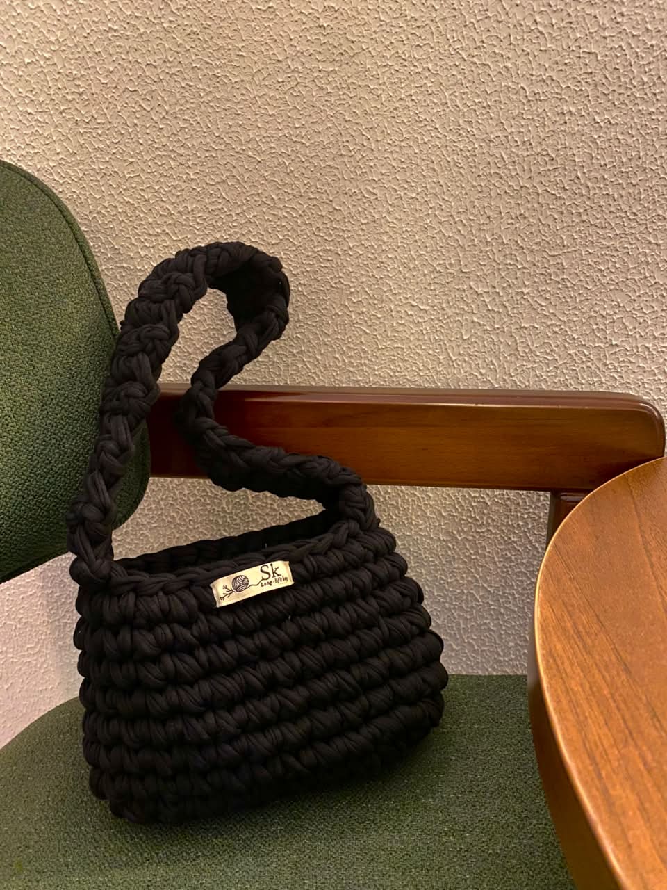black shoulder bag
